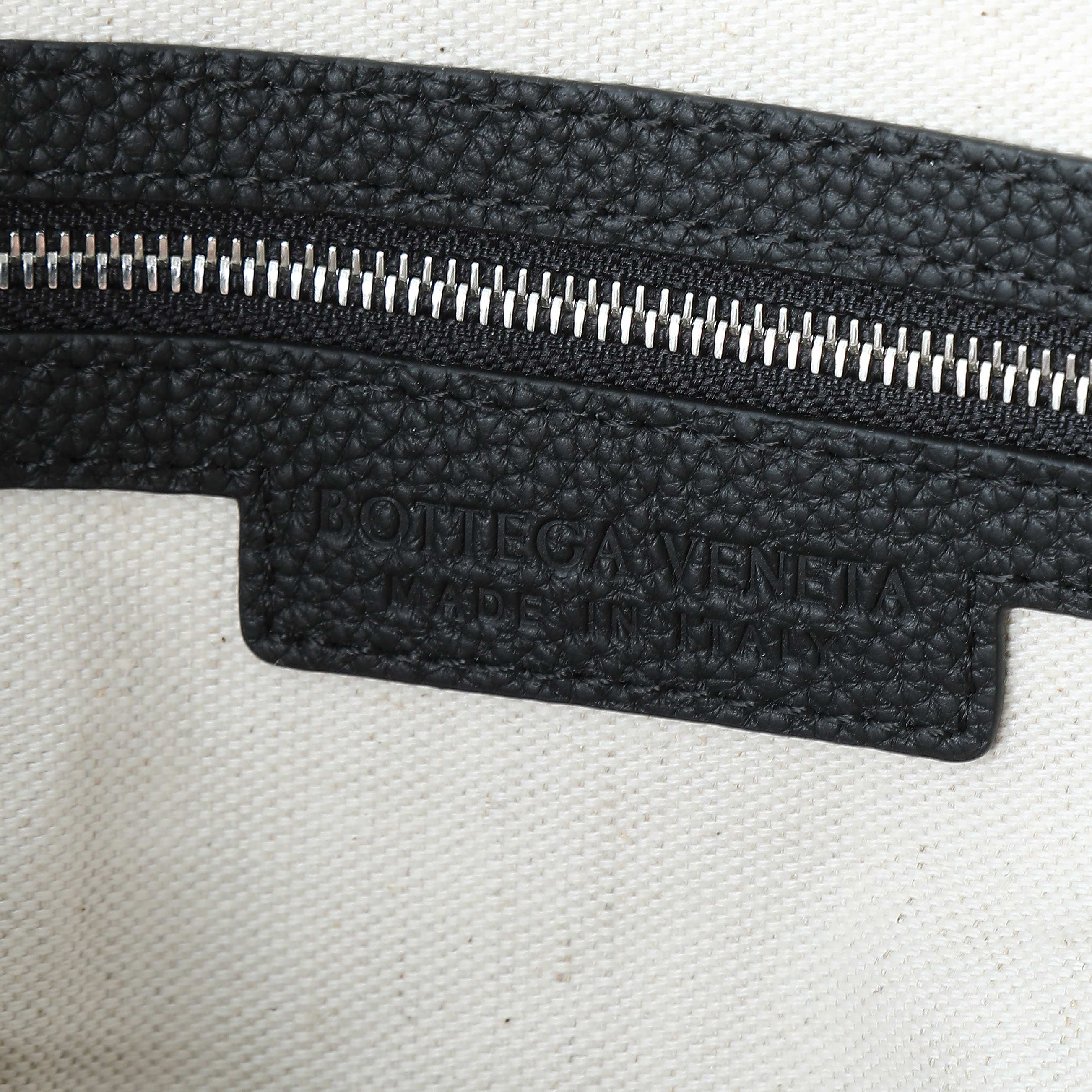 BOTTEGA VENETA 25S DIAGO HOBO 39 IN BLACK CALFSKIN