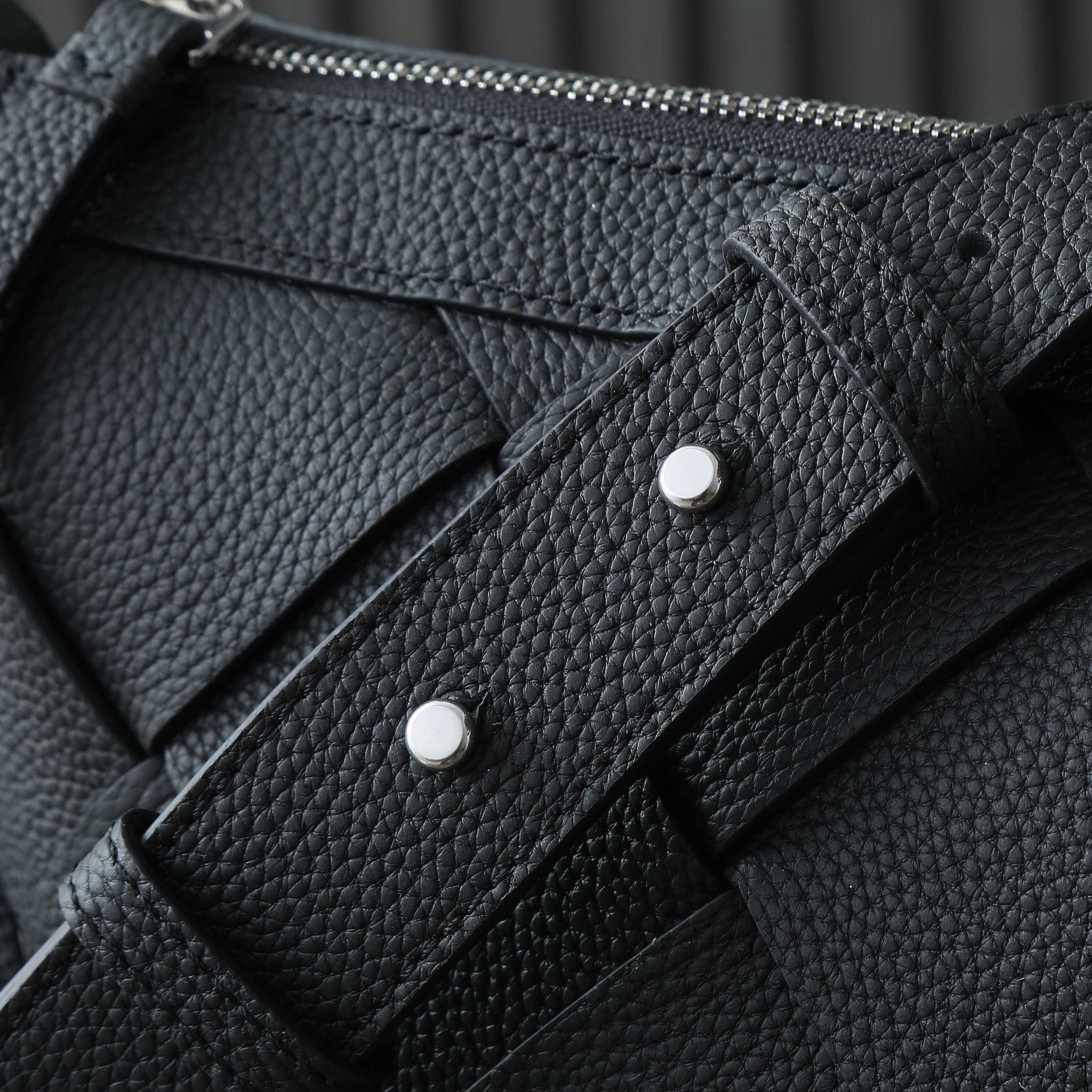 BOTTEGA VENETA 25S DIAGO HOBO 39 IN BLACK CALFSKIN