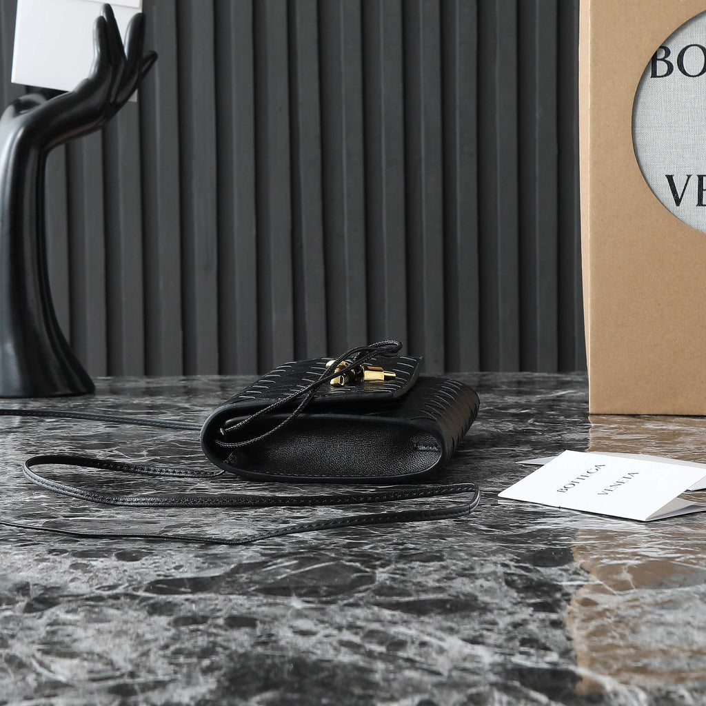 BOTTEGA VENETA 25S ANDIAMO POUCH 19 IN BLACK CALFSKIN GOLD HARDWARE