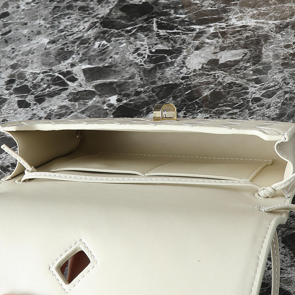 BOTTEGA VENETA 25S ANDIAMO POUCH 19 IN IVORY CALFSKIN GOLD HARDWARE