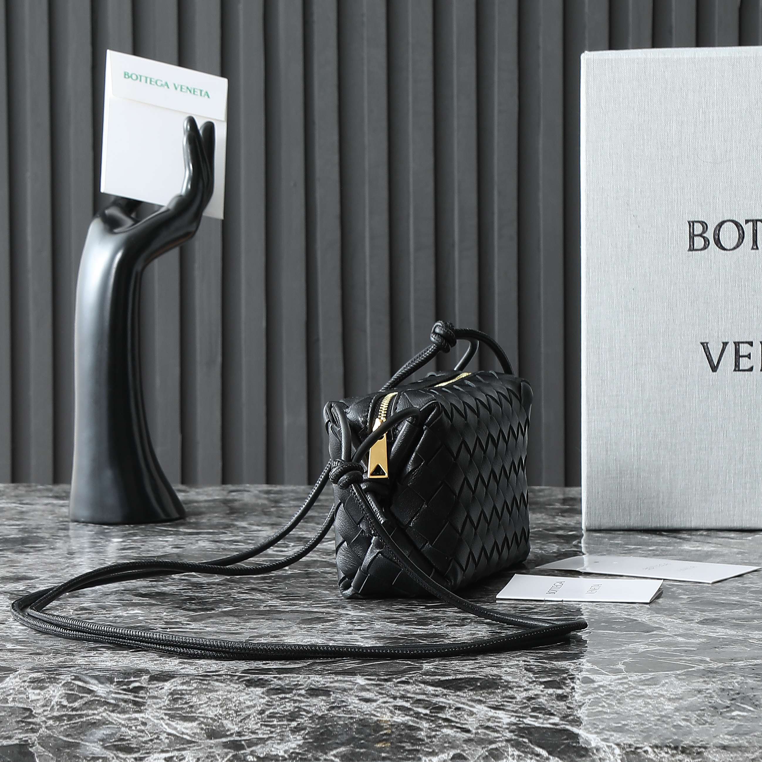 BV MINI LOOP 17CM BLACK CALFSKIN