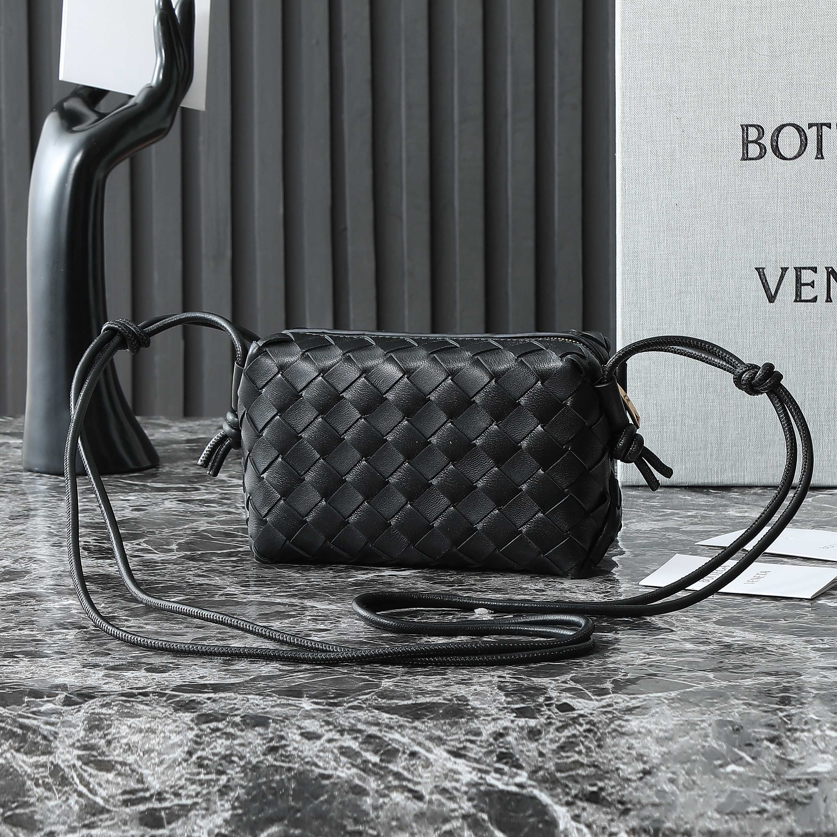 BV MINI LOOP 17CM BLACK CALFSKIN