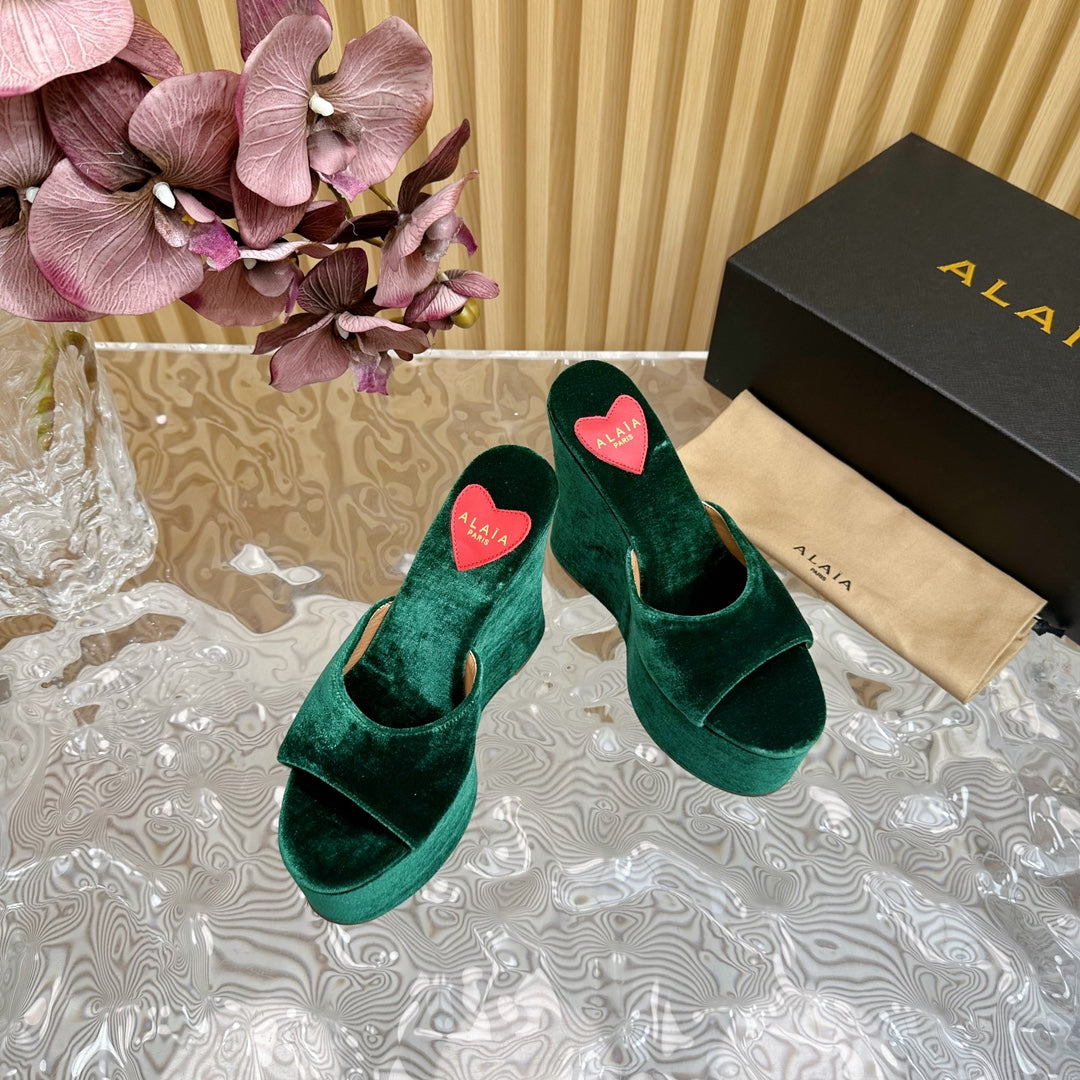 ALAIA PLATFORM WEDGE IN GREEN FOREST VELVET WITH HEART EMBROIDERED