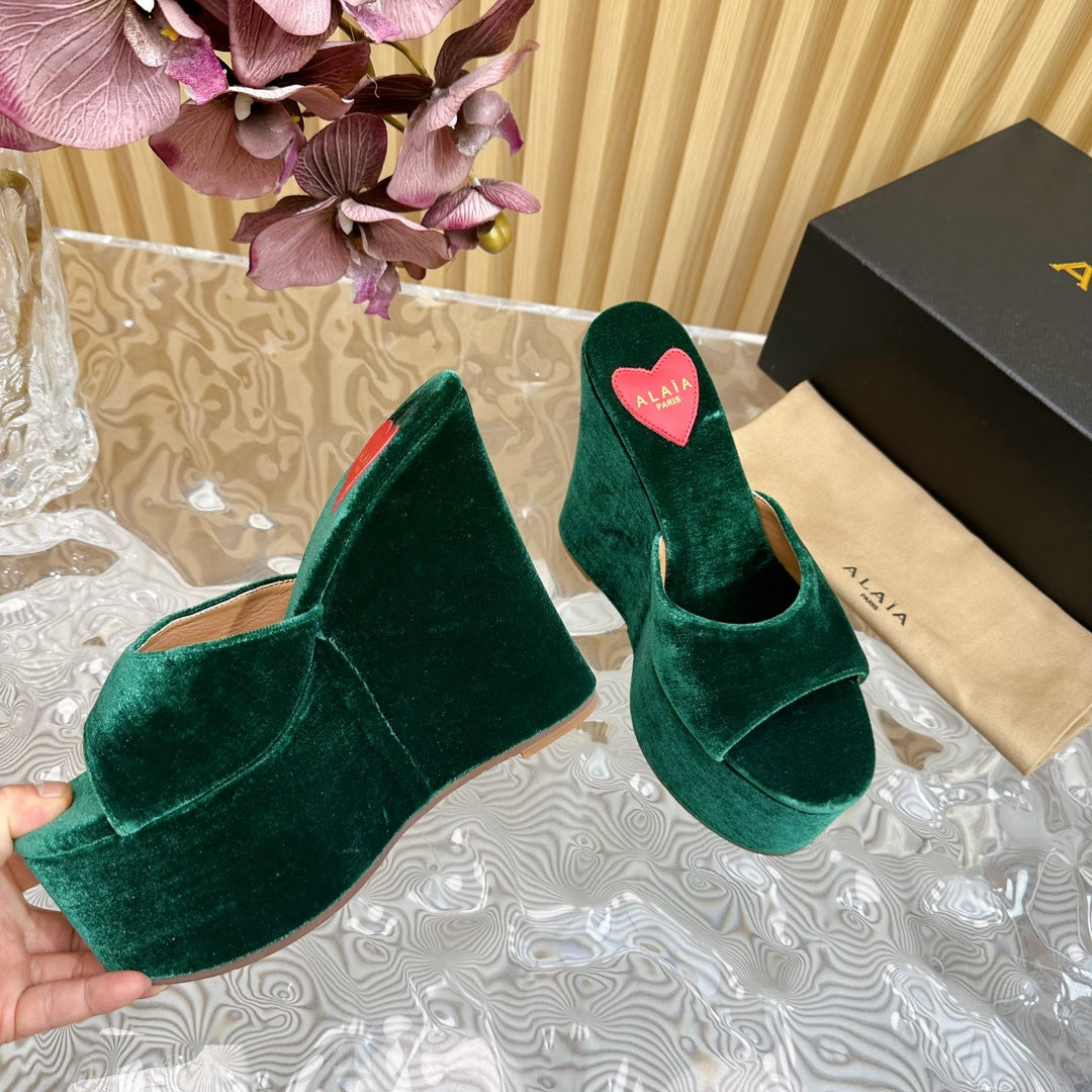 ALAIA PLATFORM WEDGE IN GREEN FOREST VELVET WITH HEART EMBROIDERED