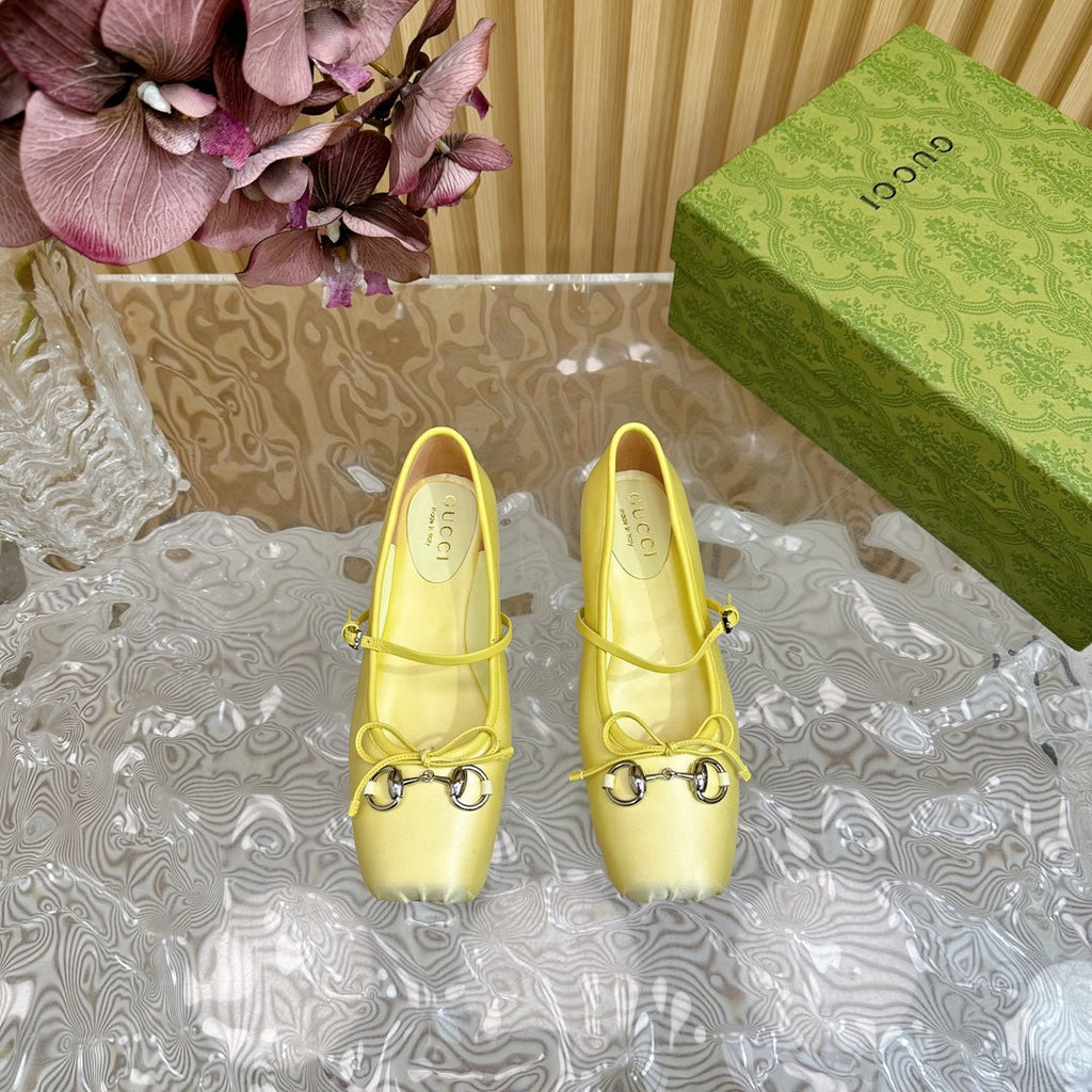 BALLET FLAT IN LIGHT YELLOW SILK WITH SILVER HARDWARE