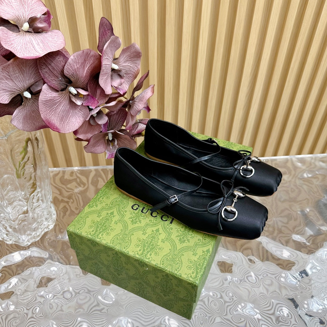 BALLET FLAT IN BLACK SILK WITH SILVER HARDWARE
