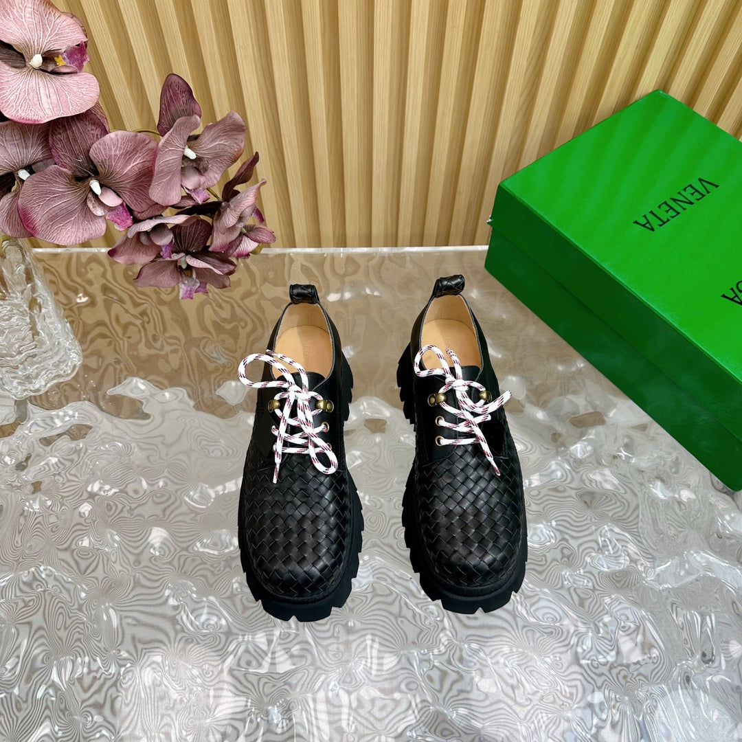 HADDOCK LACE-UP SHOE IN BLACK CALFSKIN WITH WOVEN DESIGN