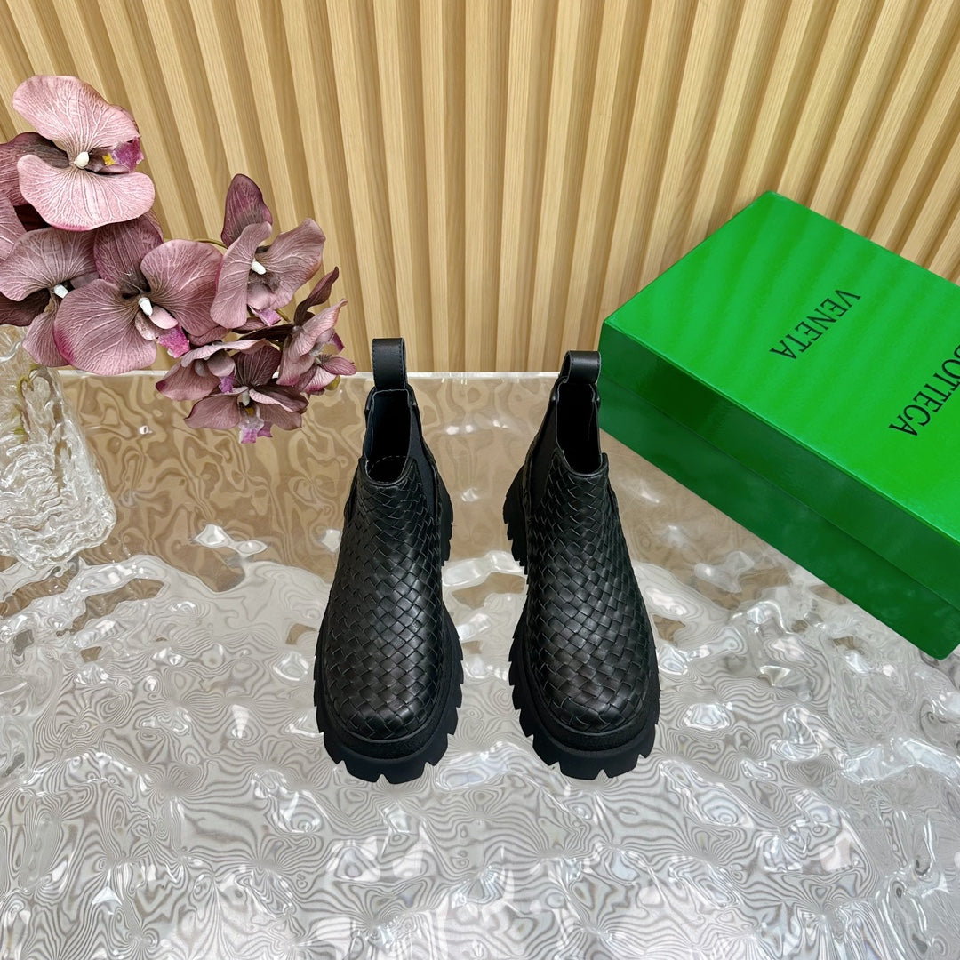 FIREMAN ANKLE BOOT IN BLACK CALFSKIN WITH WOVEN DESIGN