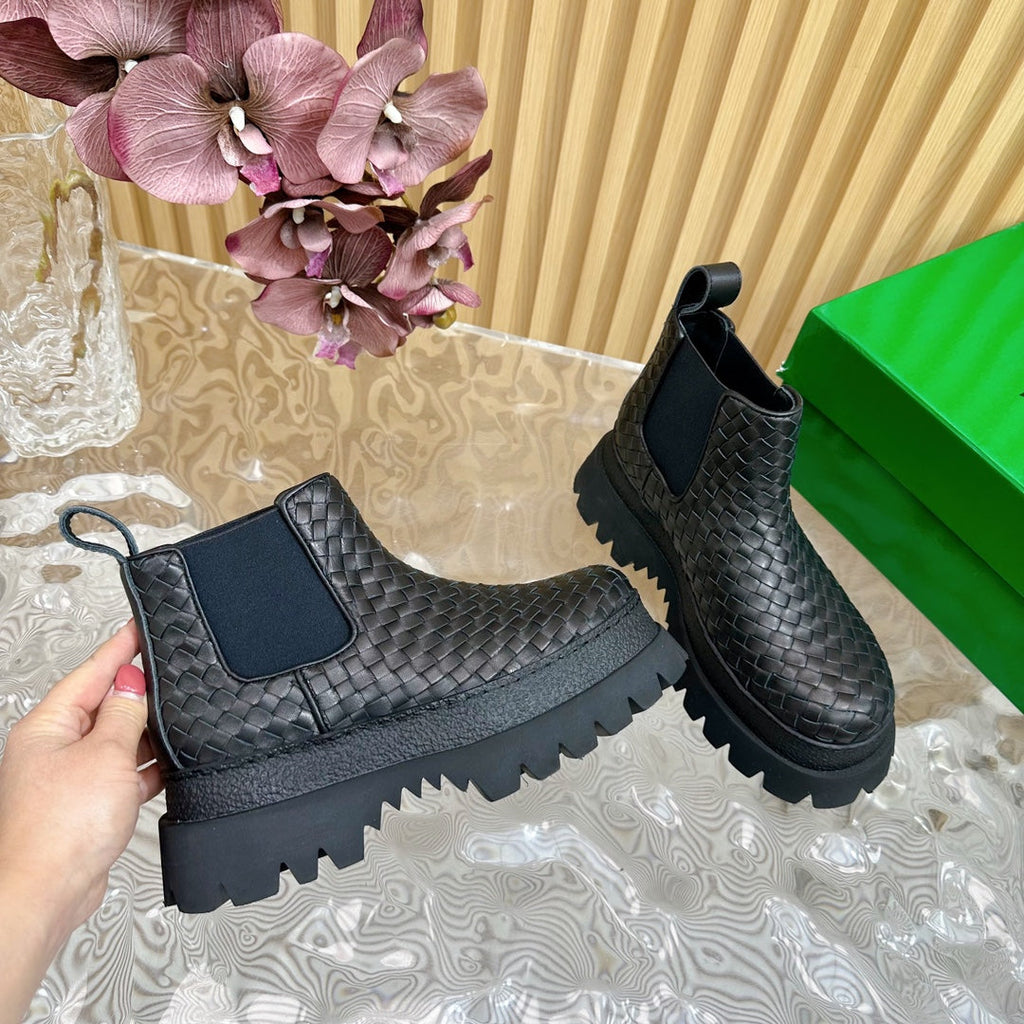 FIREMAN ANKLE BOOT IN BLACK CALFSKIN WITH WOVEN DESIGN