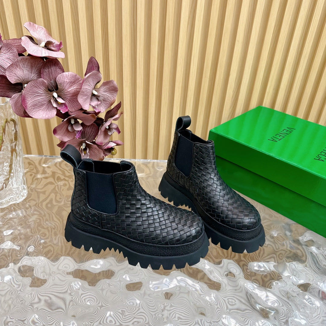 FIREMAN ANKLE BOOT IN BLACK CALFSKIN WITH WOVEN DESIGN