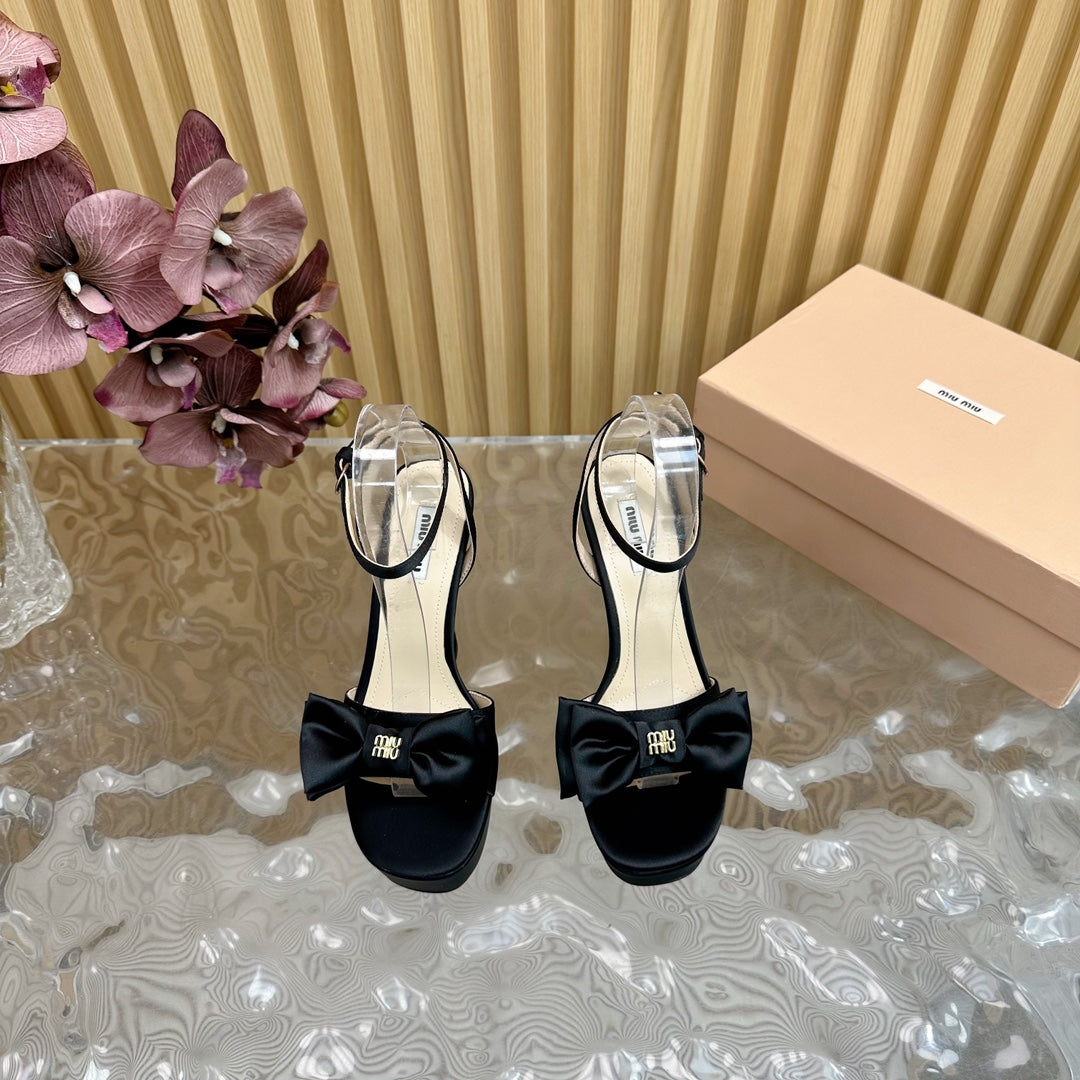 HIGH BOW PLATFORM IN BLACK SILK