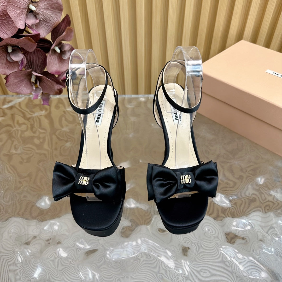 HIGH BOW PLATFORM IN BLACK SILK