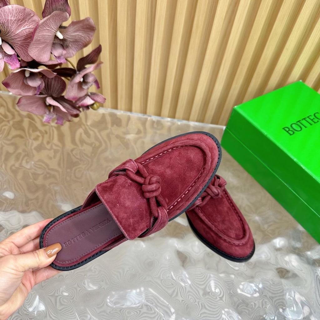 OPEN-BACK LOAFER REALISED IN GARNET RED SUEDE