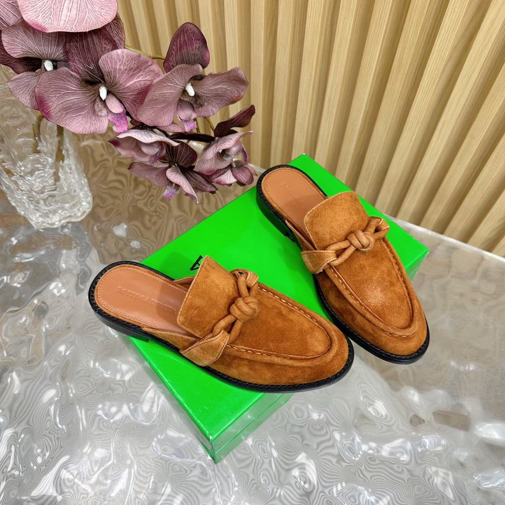 OPEN-BACK LOAFER REALISED IN CINNAMON BROWN SUEDE