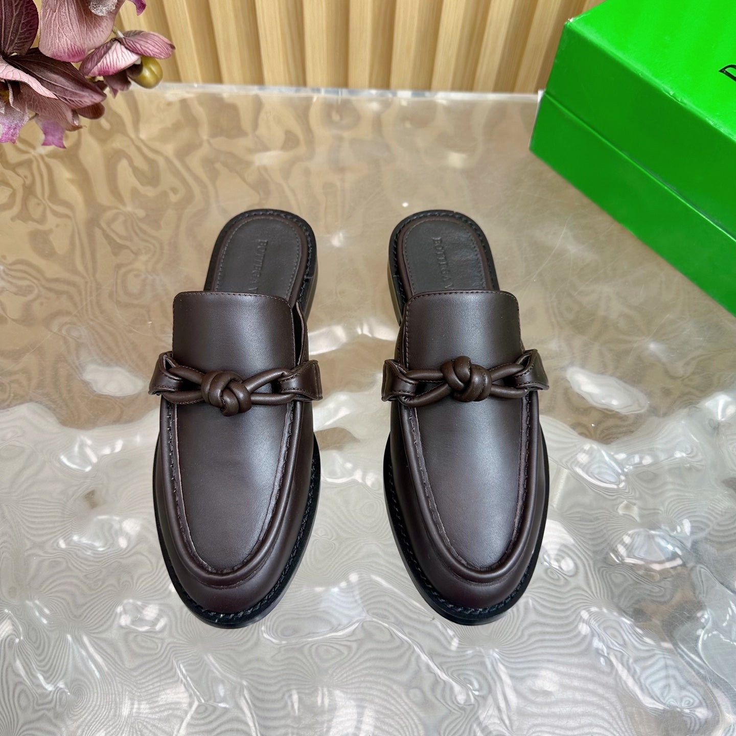 OPEN-BACK LOAFER REALISED IN CHESTNUT BROWN SOLF CALFSKIN