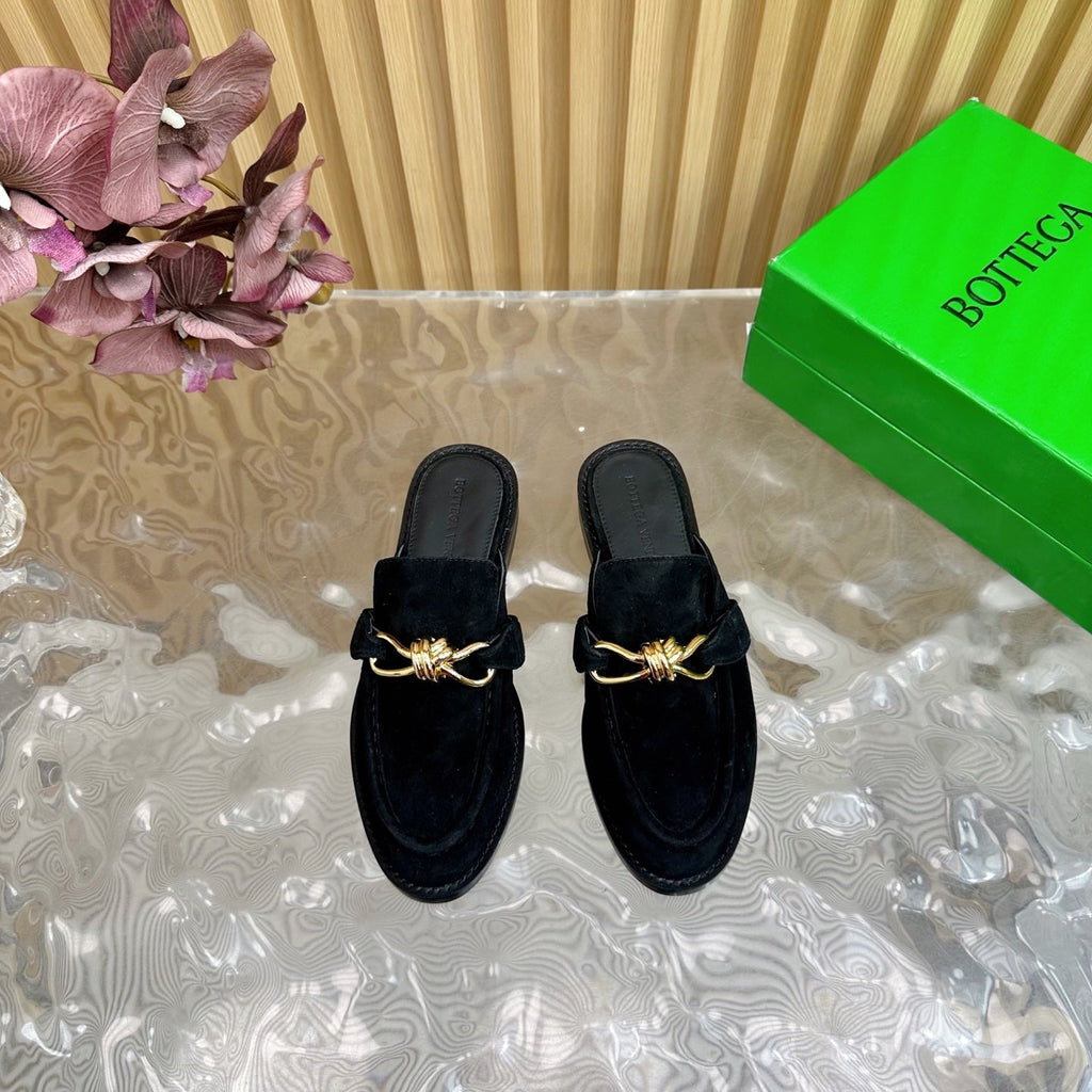 OPEN-BACK LOAFER REALISED IN BLACK SUEDE WITH SIGNATURE METALLIC KNOT DETAIL