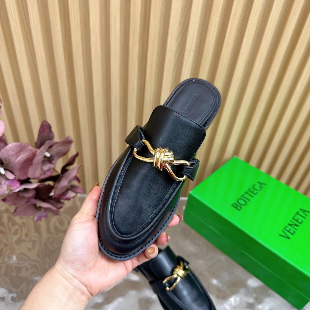 OPEN-BACK LOAFER REALISED IN BLACK SOFT CALFSKIN WITH SIGNATURE METALLIC KNOT DETAIL