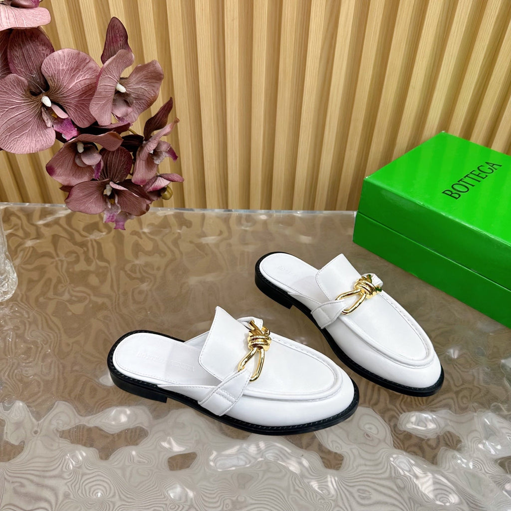 OPEN-BACK LOAFER REALISED IN WHITE SOFT CALFSKIN WITH SIGNATURE METALLIC KNOT DETAIL