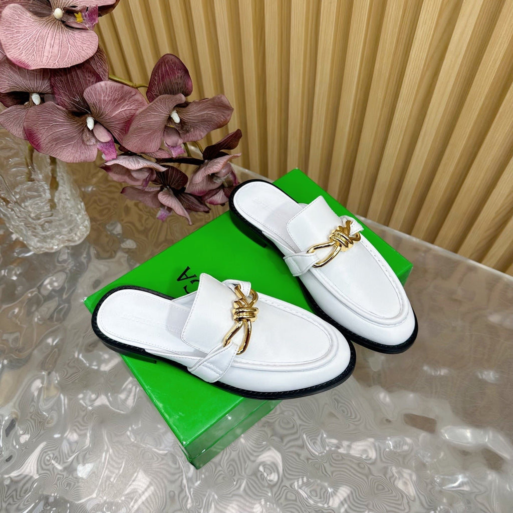 OPEN-BACK LOAFER REALISED IN WHITE SOFT CALFSKIN WITH SIGNATURE METALLIC KNOT DETAIL