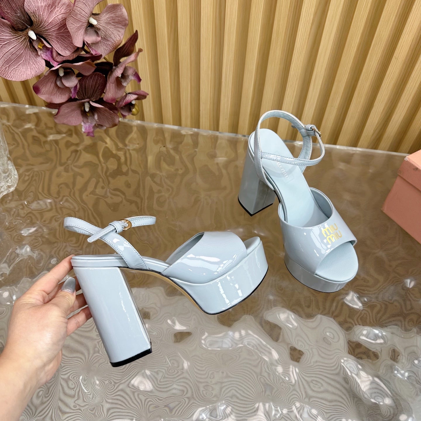 PLATFORM HEELS IN BABY BLUE PATENT CALFSKIN GOLD LOGO IN STRAP