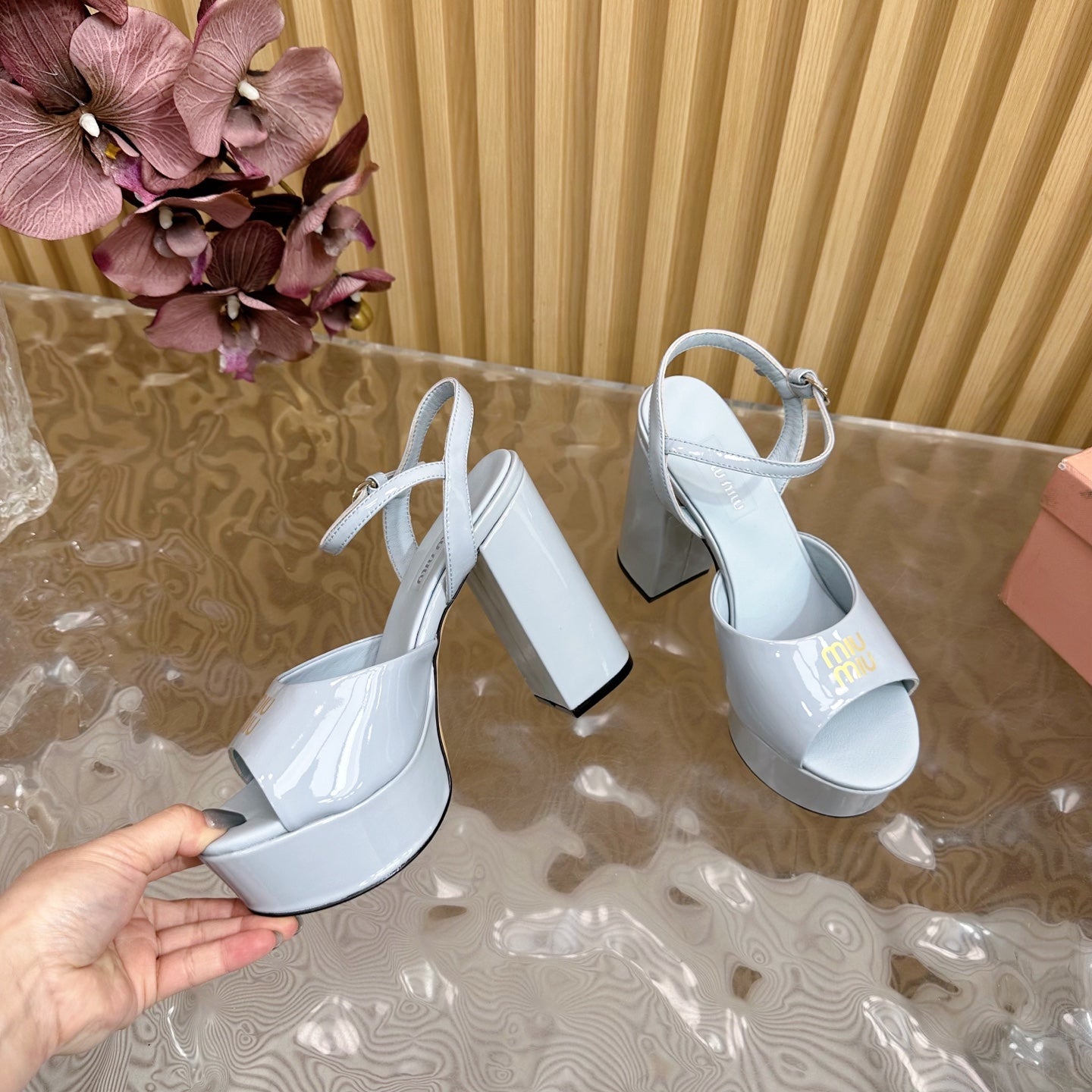 PLATFORM HEELS IN BABY BLUE PATENT CALFSKIN GOLD LOGO IN STRAP