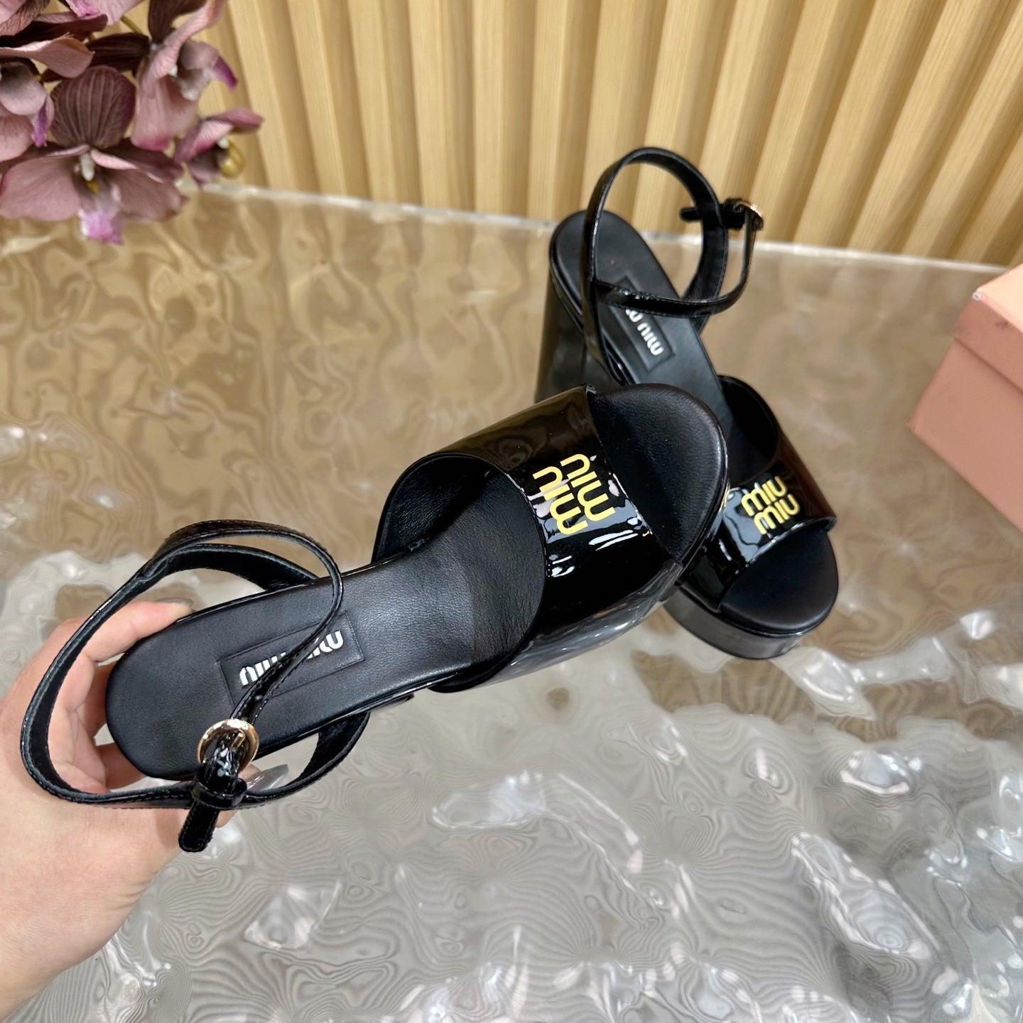 PLATFORM HEELS IN BLACK PATENT CALFSKIN GOLD LOGO IN STRAP