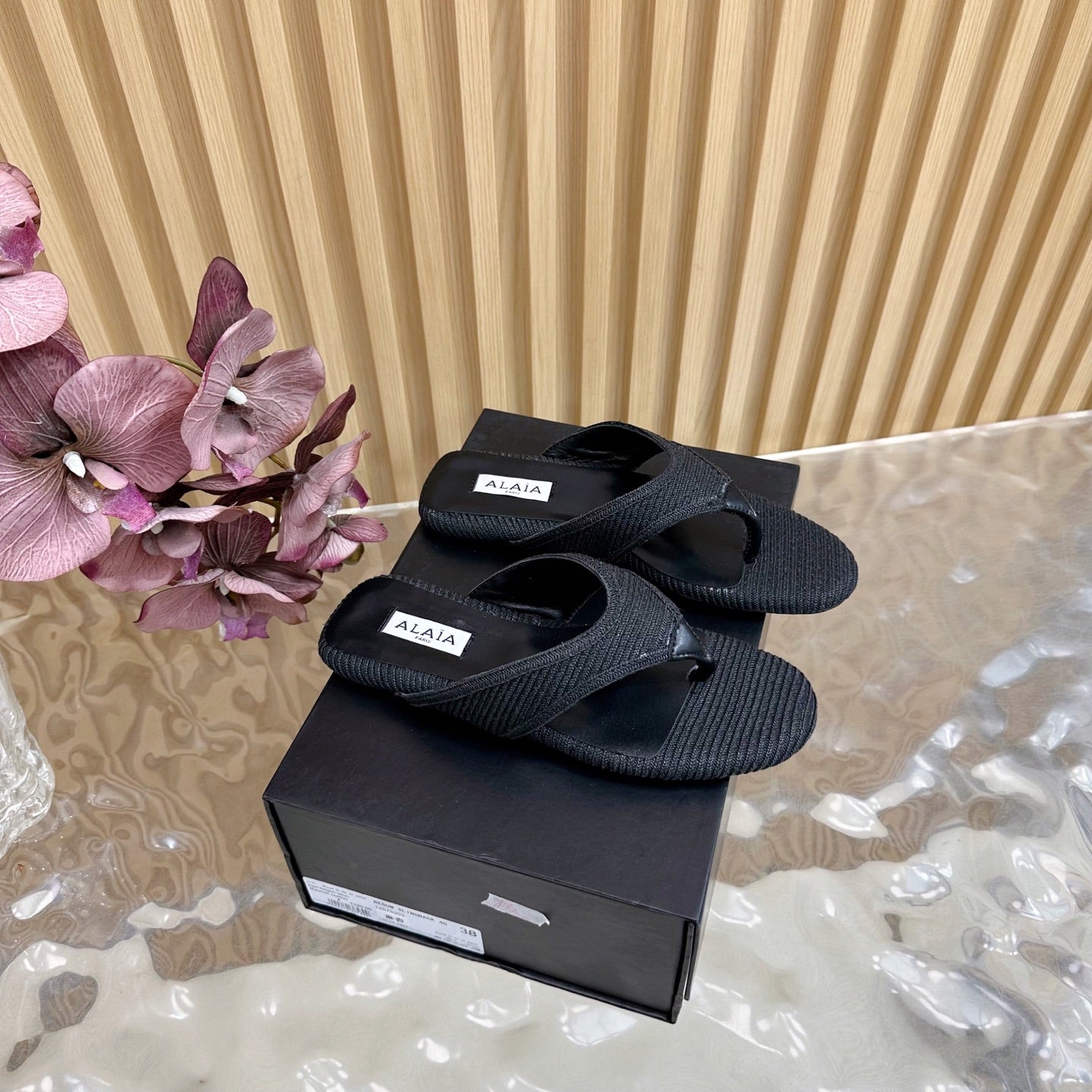 ALAIA PLATFORM THONG SANDALS 25S IN BLACK RAFFIA AND CALFSKIN