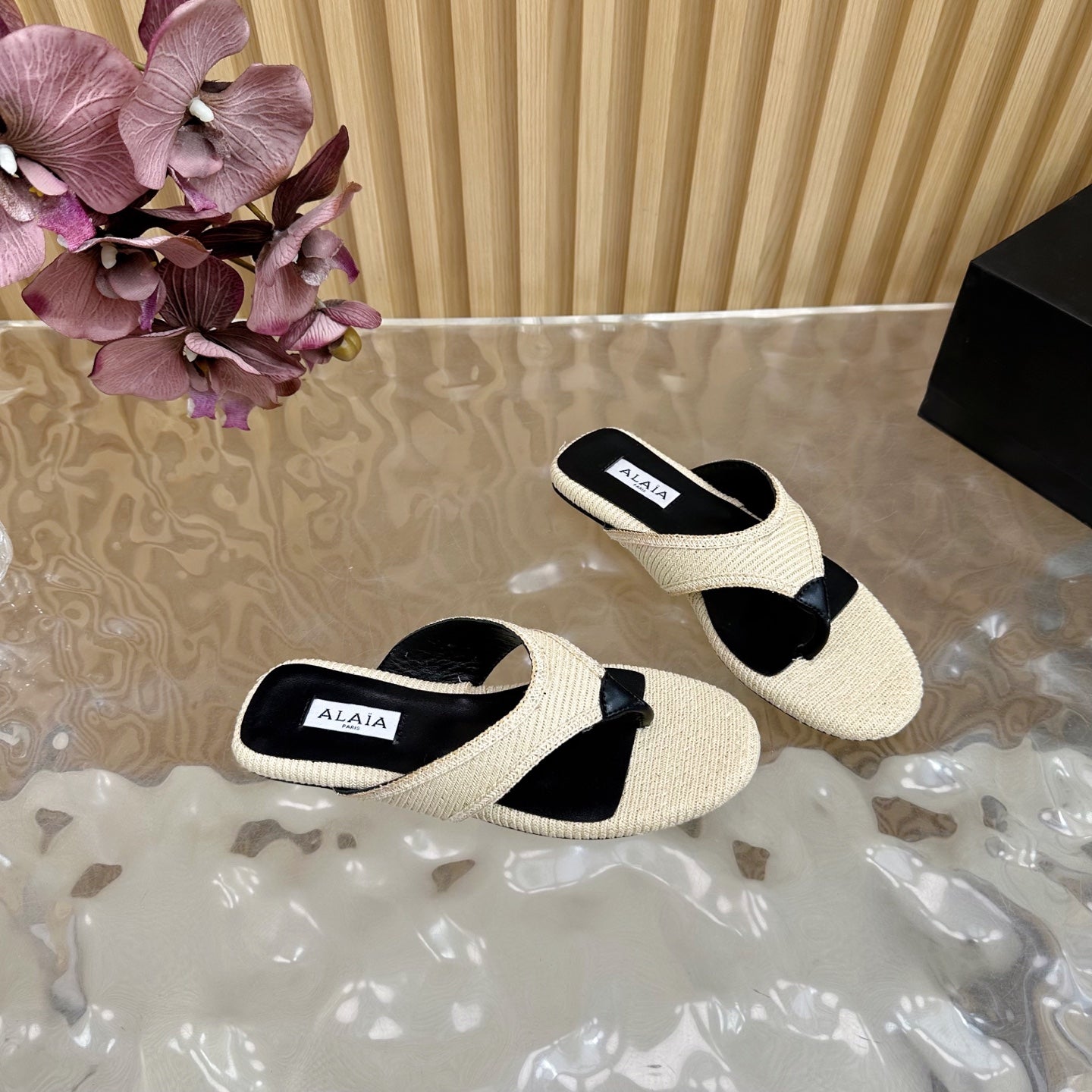 ALAIA PLATFORM THONG SANDALS 25S IN LIGHT BEIGE RAFFIA AND CALFSKIN