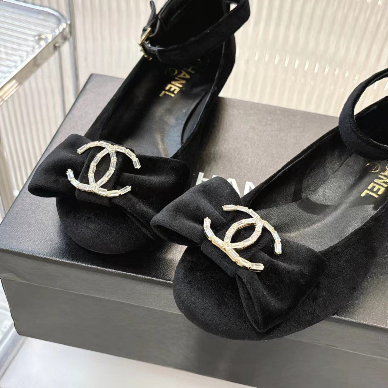 BOW MARY JANE SHOES IN BLACK VELVET