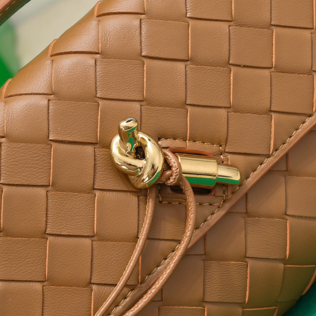 BV Long Clutch Andiamo 31 Tan Leather Ghw