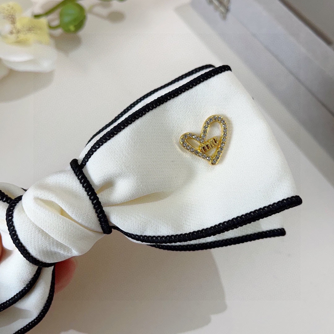 BOW HAIRPIN IN WHITE AND BLACK TRIM COTTON 406023