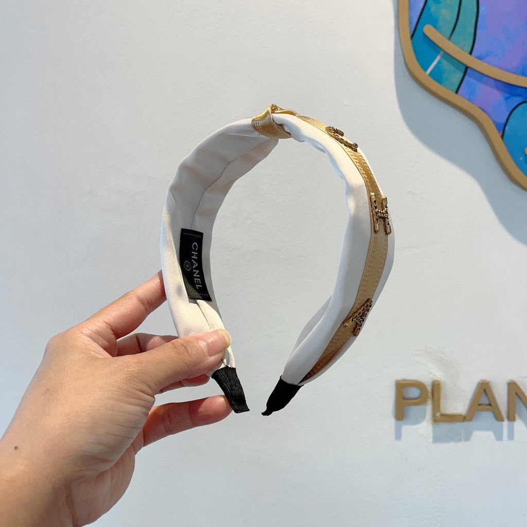 WHITE SILK HAIRBAND WITH GOLD LOGO 412440