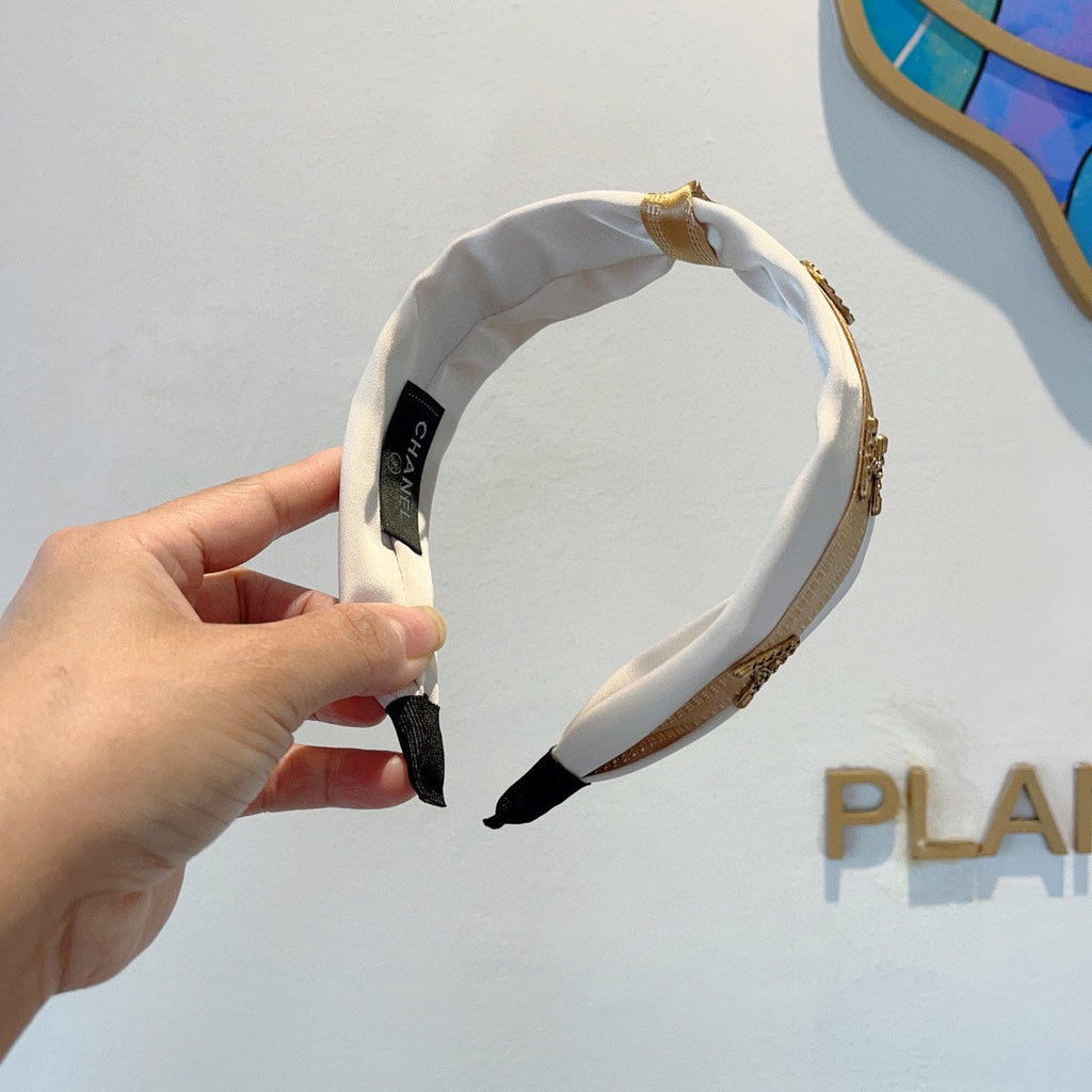 WHITE SILK HAIRBAND WITH GOLD LOGO 412440