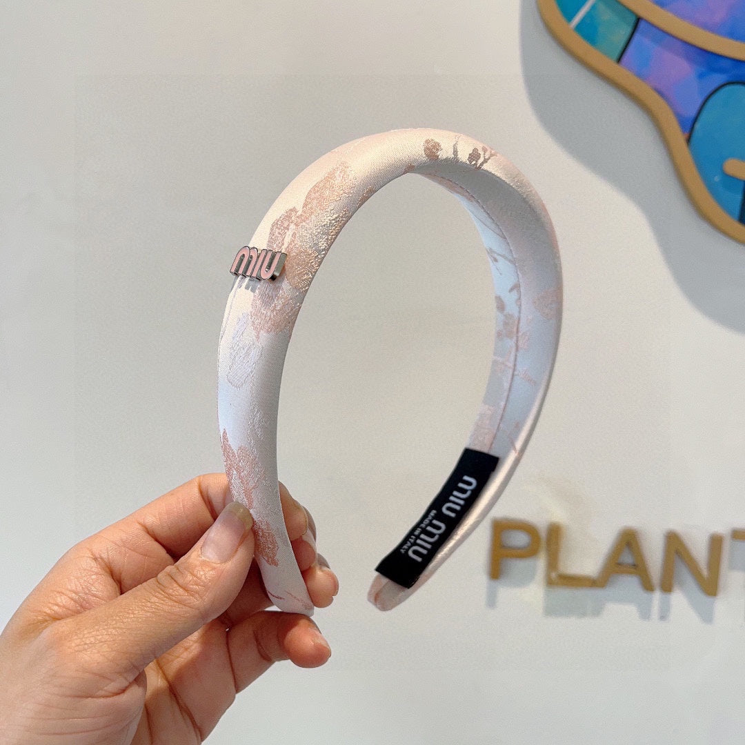 THICK HEADBAND WITH GARNITURE PRINT IN LIGHT PINK SILK 415935