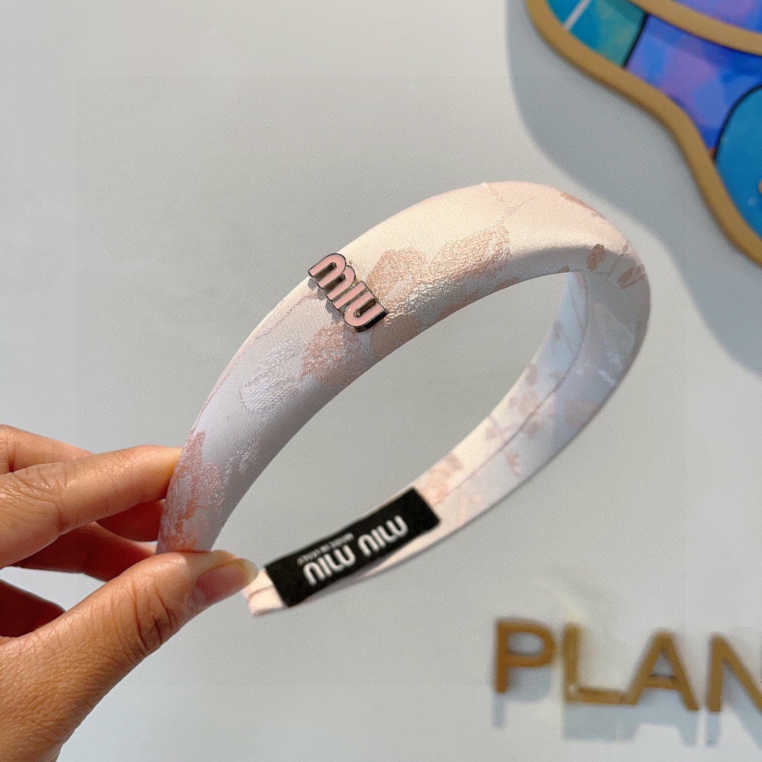 THICK HEADBAND WITH GARNITURE PRINT IN LIGHT PINK SILK 415935