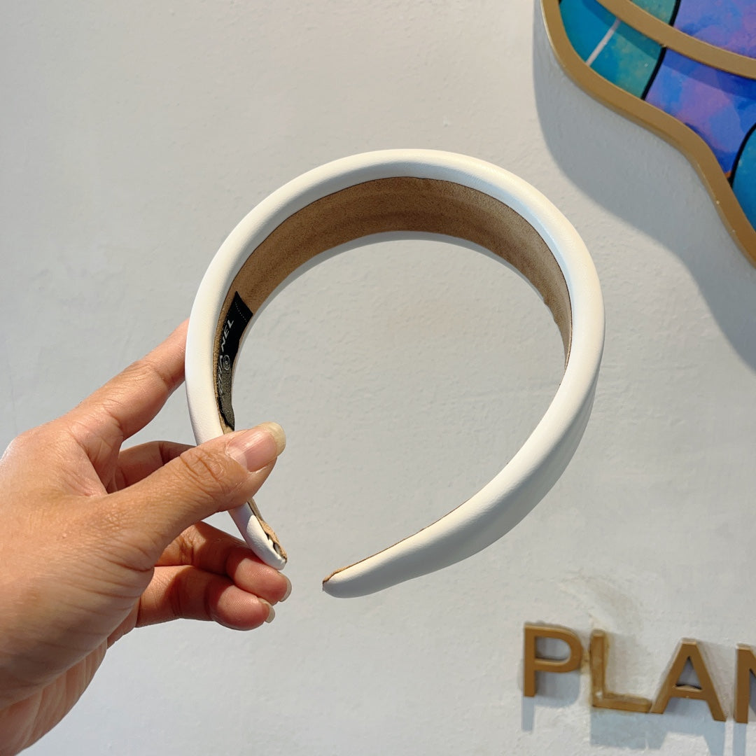 WHITE LAMBSKIN HAIRBAND 432766