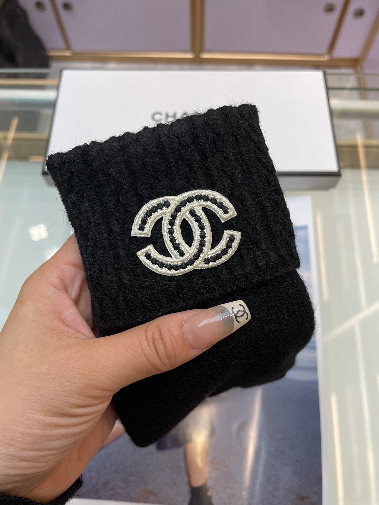 GLOVES IN BLACK CASHMERE WITH WHITE LOGO 405907