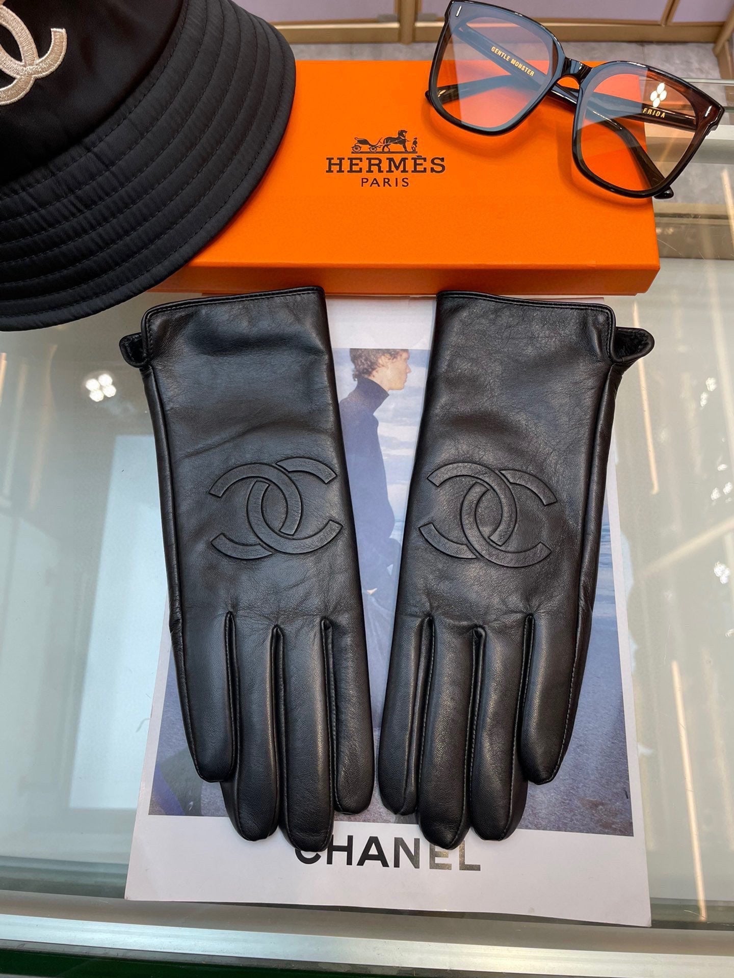 GLOVES IN BLACK LAMBSKIN 463840