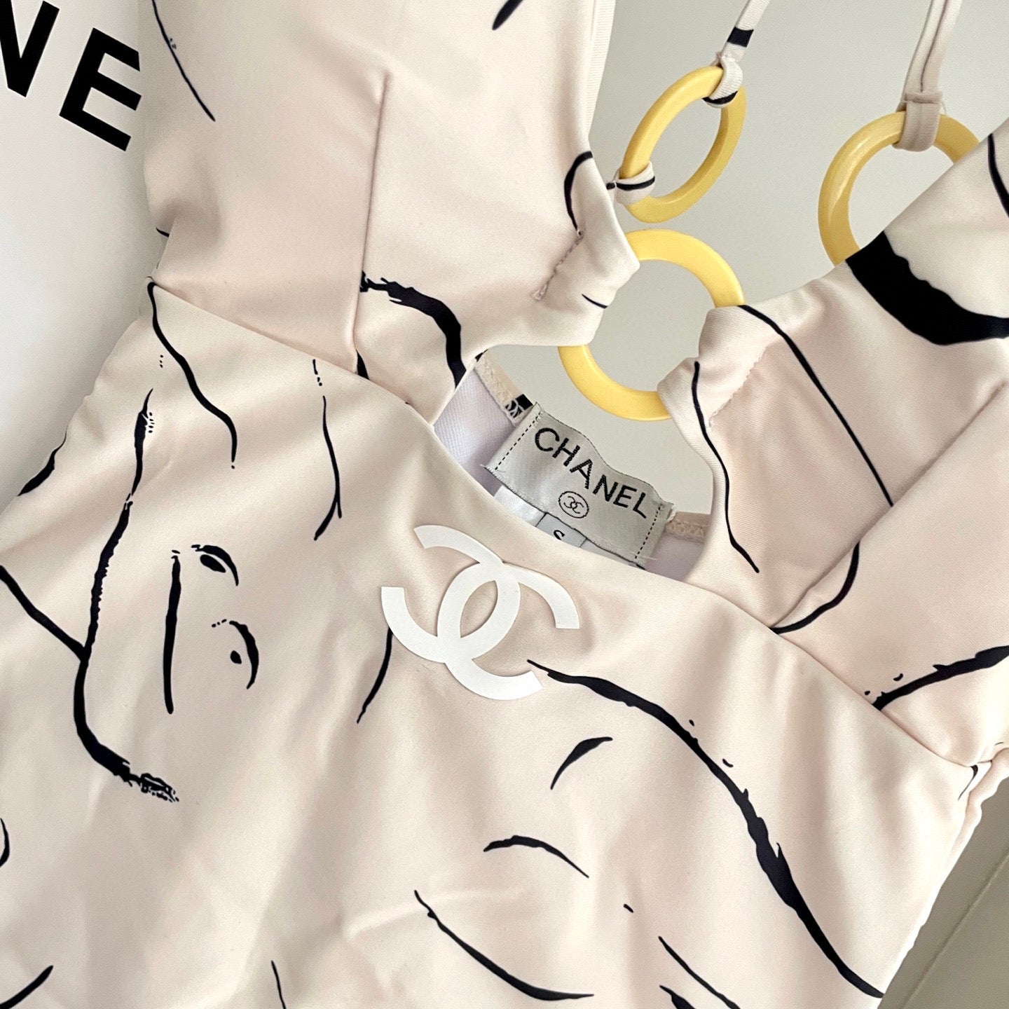 CC BIKINI SWIMSUIT SET IN CREAMY WHITE MIXED WITH CURVED BLACK DETAIL 608919