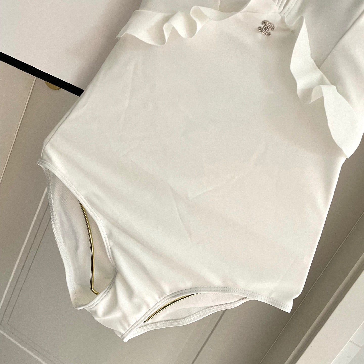 CC BIKINI SWIMSUIT SET WHITE AND RUFFLED TRIM 622179