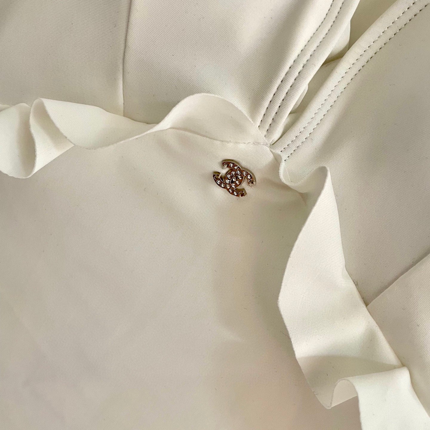 CC BIKINI SWIMSUIT SET WHITE AND RUFFLED TRIM 622179