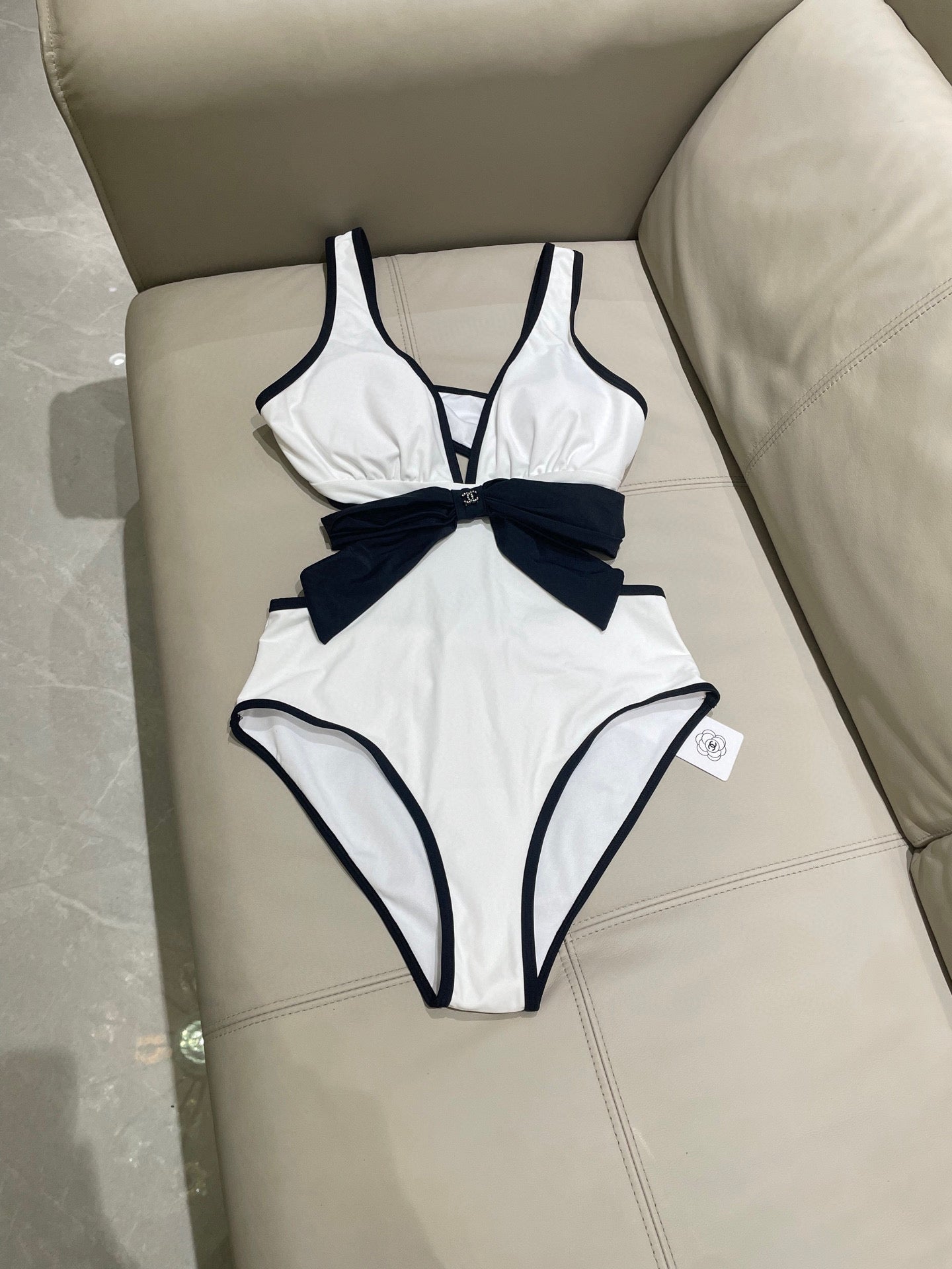 CC BIKINI SWIMSUIT SET IN WHITE AND BOW BLACK 622186
