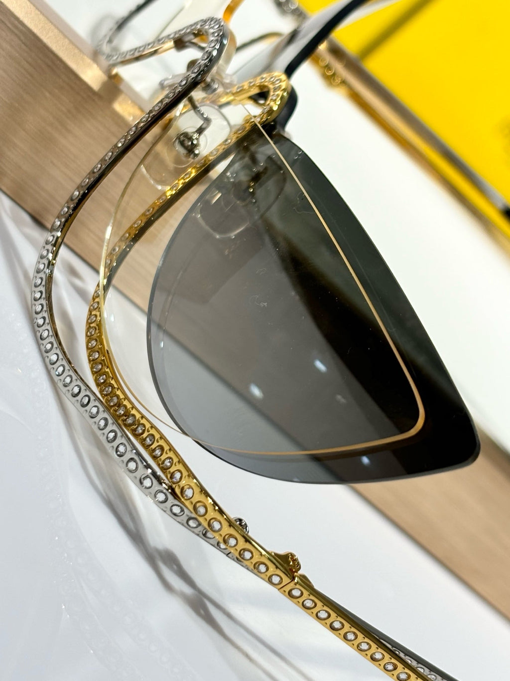 CRYSTAL STUDDED CAT-EYE FRAME SUNGLASSES FE40158 IN METAL