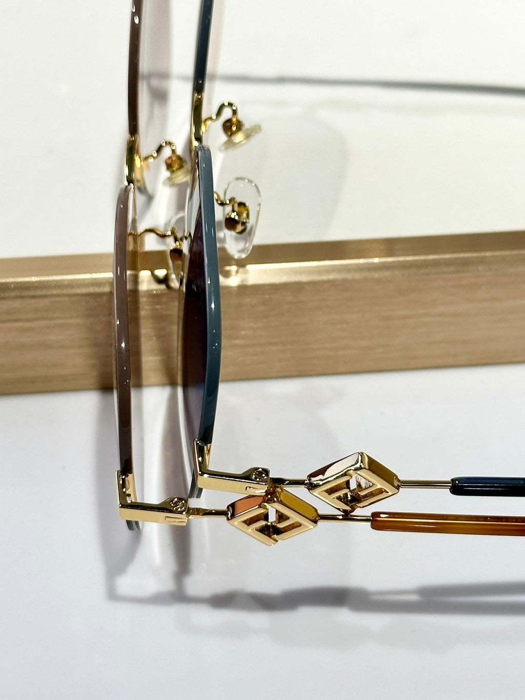 TRAVEL ROUND FRAME SUNGLASSES FD8136 IN METAL