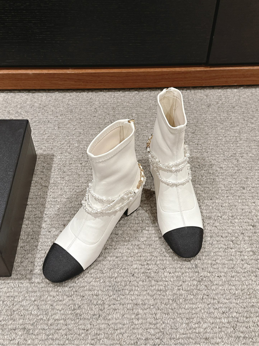 CC LOW CUT BOOTS IN WHITE STRETCH LAMBSKIN AND GROSGRAIN WITH PEARL CHAIN