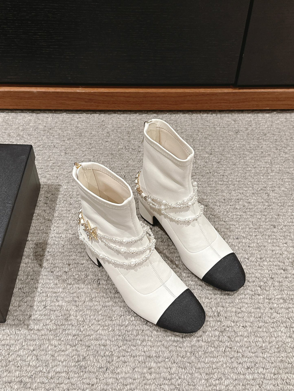 CC LOW CUT BOOTS IN WHITE STRETCH LAMBSKIN AND GROSGRAIN WITH PEARL CHAIN