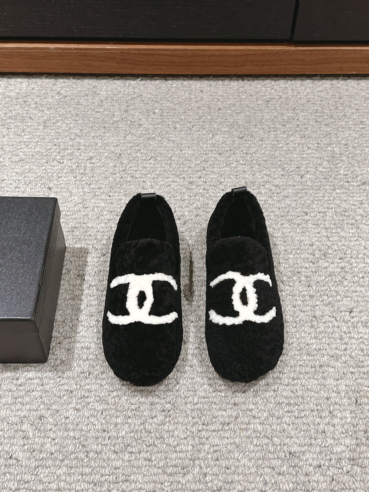 CC LOAFERS IN BLACK FLEECE WITH WHITE LOGO
