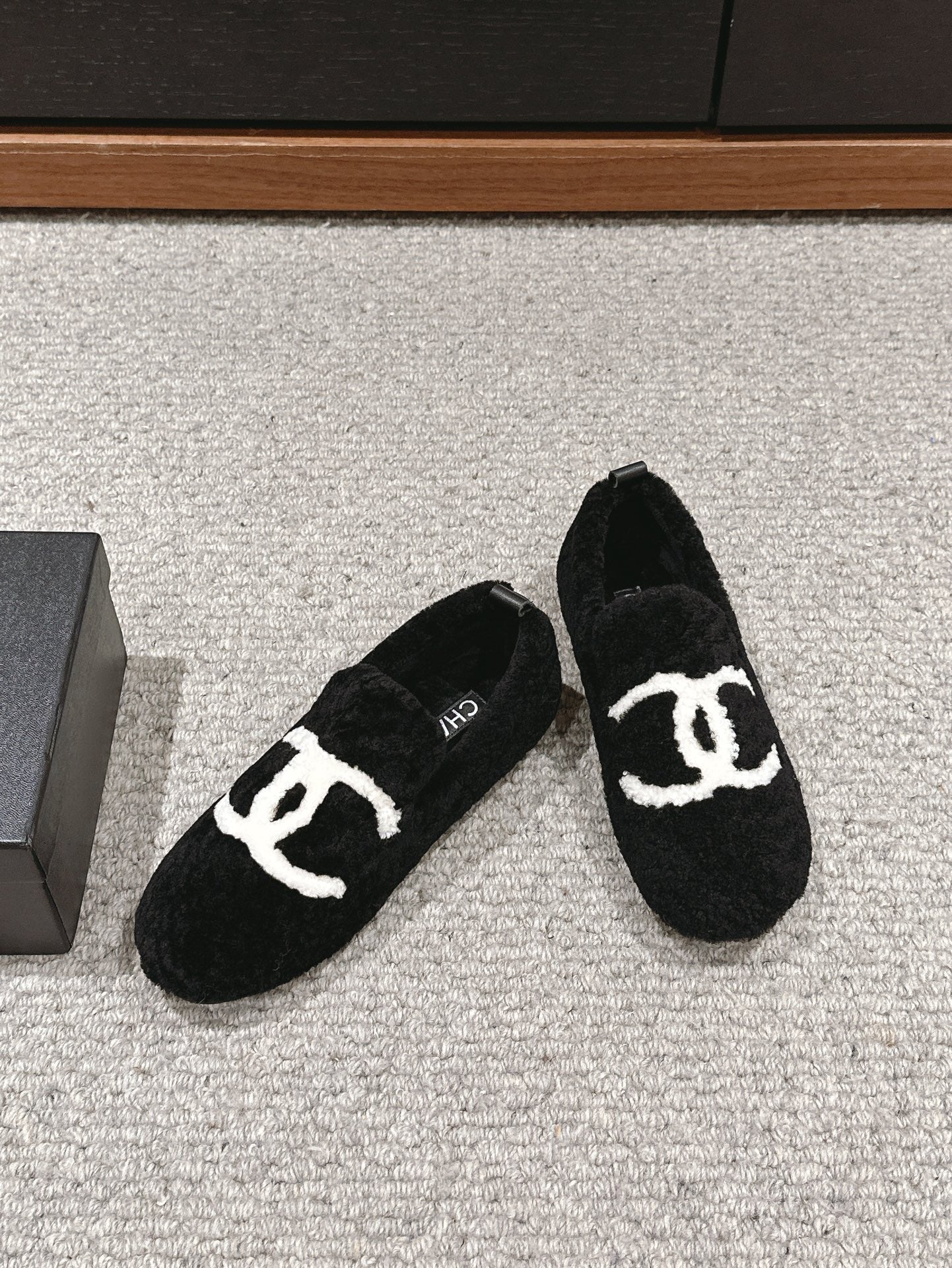 CC LOAFERS IN BLACK FLEECE WITH WHITE LOGO