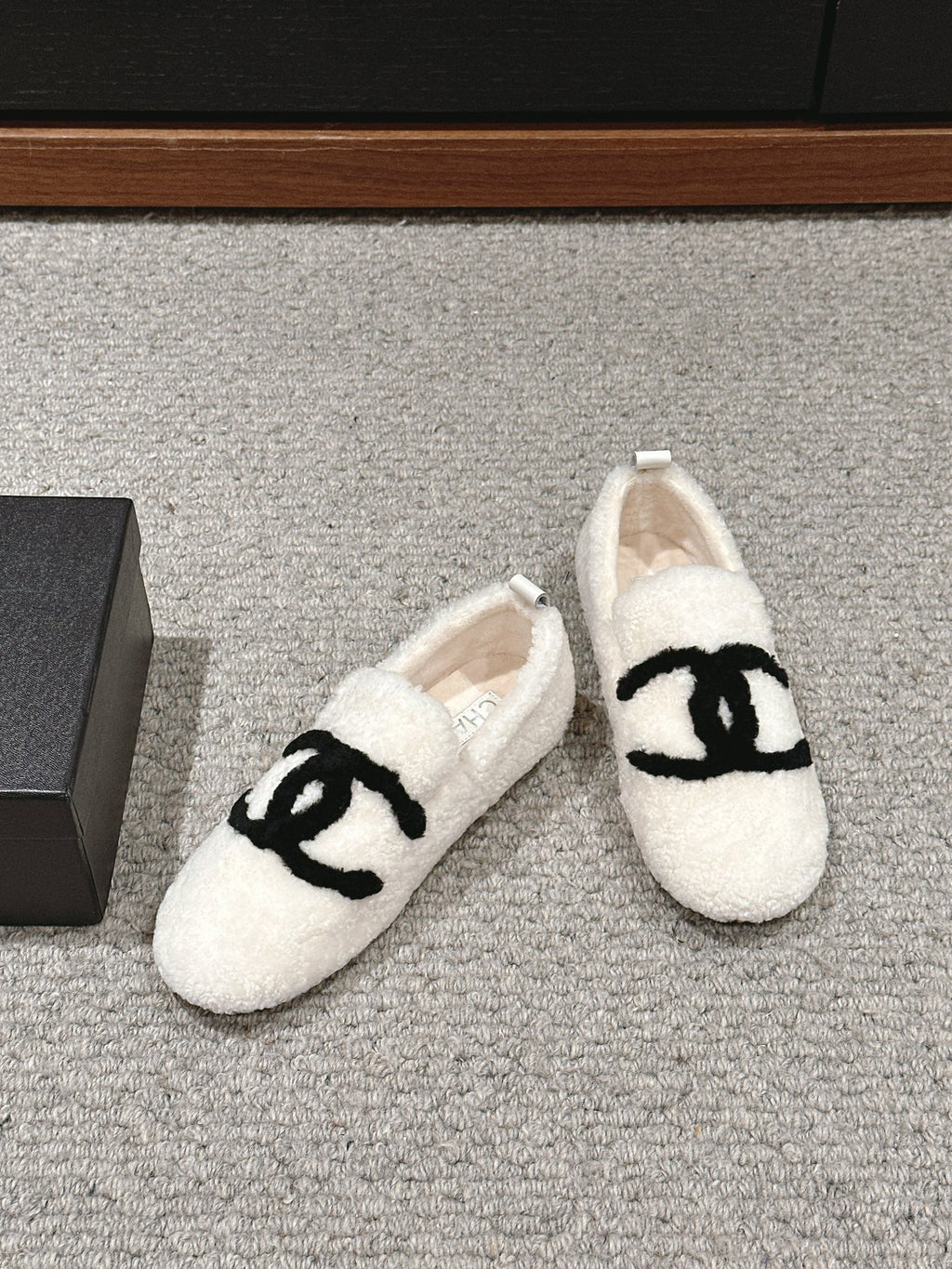 CC LOAFERS IN WHITE FLEECE WITH BLACK LOGO