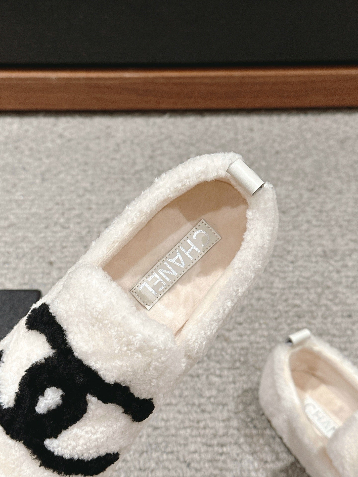 CC LOAFERS IN WHITE FLEECE WITH BLACK LOGO